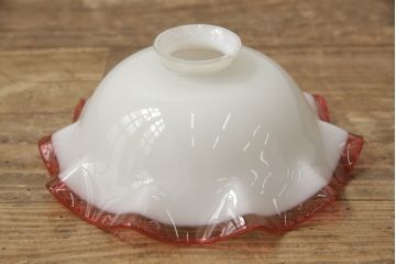 アンティーク照明　赤縁フリル　レトロなデザインが可愛らしい吊り下げ照明(ペンダントライト、天井照明、シェード、電笠)(R-058074)