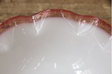 アンティーク照明　赤縁フリル　レトロなデザインが可愛らしい吊り下げ照明(ペンダントライト、天井照明、シェード、電笠)(R-058074)