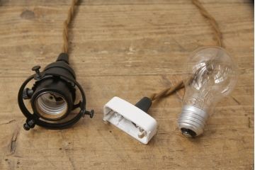 アンティーク照明　赤縁フリル　レトロなデザインが可愛らしい吊り下げ照明(ペンダントライト、天井照明、シェード、電笠)(R-058074)
