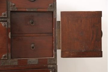 和製アンティーク　極上美品　前面栗材　漆のきれいな米沢箪笥(和箪笥、収納箪笥、時代箪笥、引き出し)(R-058084)
