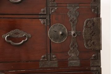 和製アンティーク　極上美品　前面栗材　漆のきれいな米沢箪笥(和箪笥、収納箪笥、時代箪笥、引き出し)(R-058084)