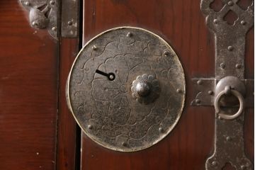 和製アンティーク　極上美品　前面栗材　漆のきれいな米沢箪笥(和箪笥、収納箪笥、時代箪笥、引き出し)(R-058084)