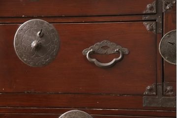 和製アンティーク　極上美品　前面栗材　漆のきれいな米沢箪笥(和箪笥、収納箪笥、時代箪笥、引き出し)(R-058084)