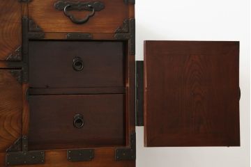 アンティーク家具　明治大正期　上手物　前面欅(ケヤキ)材・共縁　大きな桜丸金具が目を惹く米沢箪笥(重ね箪笥、衣装箪笥、引き出し)(R-058087)