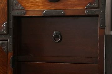 アンティーク家具　明治大正期　上手物　前面欅(ケヤキ)材・共縁　大きな桜丸金具が目を惹く米沢箪笥(重ね箪笥、衣装箪笥、引き出し)(R-058087)