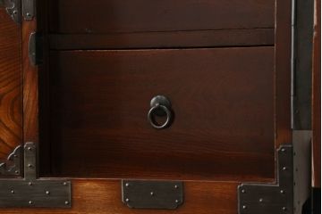 アンティーク家具　明治大正期　上手物　前面欅(ケヤキ)材・共縁　大きな桜丸金具が目を惹く米沢箪笥(重ね箪笥、衣装箪笥、引き出し)(R-058087)