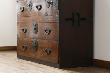 アンティーク家具　明治大正期　上手物　前面欅(ケヤキ)材・共縁　大きな桜丸金具が目を惹く米沢箪笥(重ね箪笥、衣装箪笥、引き出し)(R-058087)