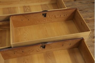 アンティーク家具　明治大正期　上手物　前面欅(ケヤキ)材・共縁　大きな桜丸金具が目を惹く米沢箪笥(重ね箪笥、衣装箪笥、引き出し)(R-058087)