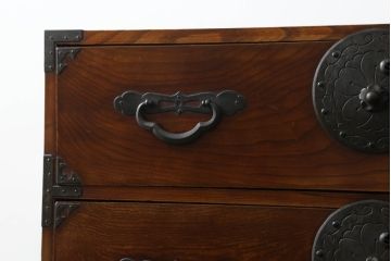 アンティーク家具　明治大正期　上手物　前面欅(ケヤキ)材・共縁　大きな桜丸金具が目を惹く米沢箪笥(重ね箪笥、衣装箪笥、引き出し)(R-058087)