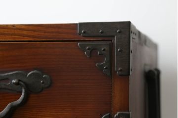 アンティーク家具　明治大正期　上手物　前面欅(ケヤキ)材・共縁　大きな桜丸金具が目を惹く米沢箪笥(重ね箪笥、衣装箪笥、引き出し)(R-058087)