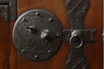 アンティーク家具　明治大正期　上手物　前面欅(ケヤキ)材・共縁　大きな桜丸金具が目を惹く米沢箪笥(重ね箪笥、衣装箪笥、引き出し)(R-058087)