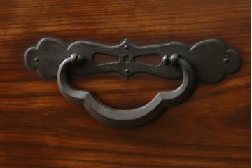 アンティーク家具　明治大正期　上手物　前面欅(ケヤキ)材・共縁　大きな桜丸金具が目を惹く米沢箪笥(重ね箪笥、衣装箪笥、引き出し)(R-058087)