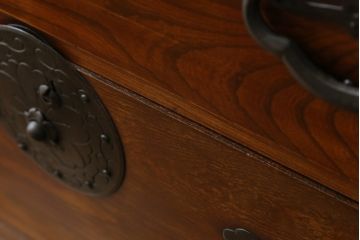 アンティーク家具　明治大正期　上手物　前面欅(ケヤキ)材・共縁　大きな桜丸金具が目を惹く米沢箪笥(重ね箪笥、衣装箪笥、引き出し)(R-058087)