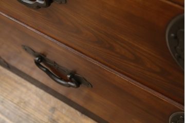 アンティーク家具　明治大正期　上手物　前面欅(ケヤキ)材・共縁　大きな桜丸金具が目を惹く米沢箪笥(重ね箪笥、衣装箪笥、引き出し)(R-058087)
