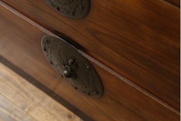 アンティーク家具　明治大正期　上手物　前面欅(ケヤキ)材・共縁　大きな桜丸金具が目を惹く米沢箪笥(重ね箪笥、衣装箪笥、引き出し)(R-058087)