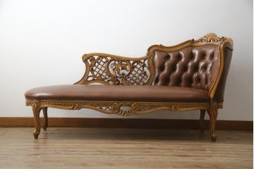 中古　高級品　イタリア家具　本革　細やかな彫刻の素晴らしいレザーシェーズロング(2人掛けソファ、二人掛け、セティ)(R-058098)