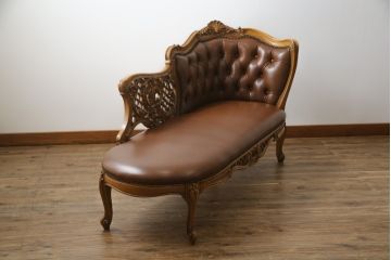 中古　高級品　イタリア家具　本革　細やかな彫刻の素晴らしいレザーシェーズロング(2人掛けソファ、二人掛け、セティ)(R-058098)
