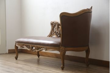 中古　高級品　イタリア家具　本革　細やかな彫刻の素晴らしいレザーシェーズロング(2人掛けソファ、二人掛け、セティ)(R-058098)