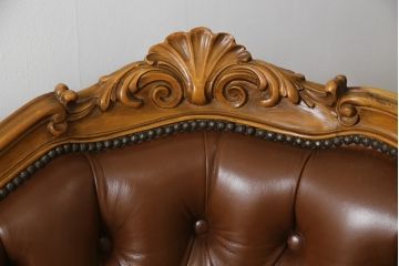 中古　高級品　イタリア家具　本革　細やかな彫刻の素晴らしいレザーシェーズロング(2人掛けソファ、二人掛け、セティ)(R-058098)