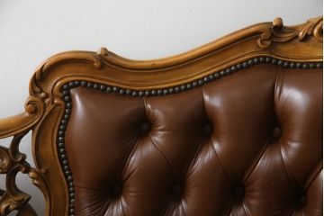 中古　高級品　イタリア家具　本革　細やかな彫刻の素晴らしいレザーシェーズロング(2人掛けソファ、二人掛け、セティ)(R-058098)
