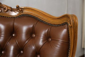 中古　高級品　イタリア家具　本革　細やかな彫刻の素晴らしいレザーシェーズロング(2人掛けソファ、二人掛け、セティ)(R-058098)