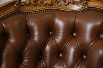 中古　高級品　イタリア家具　本革　細やかな彫刻の素晴らしいレザーシェーズロング(2人掛けソファ、二人掛け、セティ)(R-058098)
