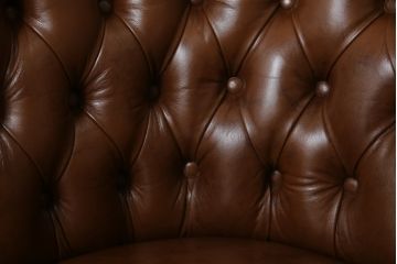中古　高級品　イタリア家具　本革　細やかな彫刻の素晴らしいレザーシェーズロング(2人掛けソファ、二人掛け、セティ)(R-058098)