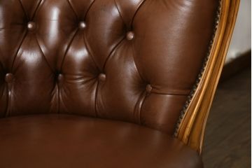 中古　高級品　イタリア家具　本革　細やかな彫刻の素晴らしいレザーシェーズロング(2人掛けソファ、二人掛け、セティ)(R-058098)