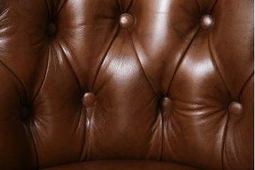 中古　高級品　イタリア家具　本革　細やかな彫刻の素晴らしいレザーシェーズロング(2人掛けソファ、二人掛け、セティ)(R-058098)