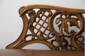 中古　高級品　イタリア家具　本革　細やかな彫刻の素晴らしいレザーシェーズロング(2人掛けソファ、二人掛け、セティ)(R-058098)