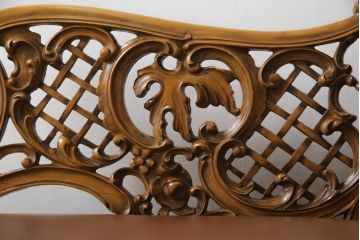 中古　高級品　イタリア家具　本革　細やかな彫刻の素晴らしいレザーシェーズロング(2人掛けソファ、二人掛け、セティ)(R-058098)