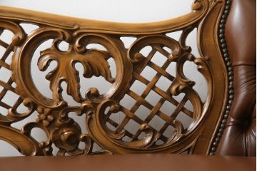 中古　高級品　イタリア家具　本革　細やかな彫刻の素晴らしいレザーシェーズロング(2人掛けソファ、二人掛け、セティ)(R-058098)