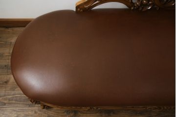 中古　高級品　イタリア家具　本革　細やかな彫刻の素晴らしいレザーシェーズロング(2人掛けソファ、二人掛け、セティ)(R-058098)