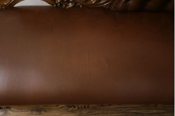 中古　高級品　イタリア家具　本革　細やかな彫刻の素晴らしいレザーシェーズロング(2人掛けソファ、二人掛け、セティ)(R-058098)