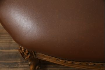 中古　高級品　イタリア家具　本革　細やかな彫刻の素晴らしいレザーシェーズロング(2人掛けソファ、二人掛け、セティ)(R-058098)