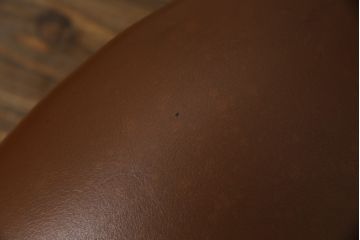 中古　高級品　イタリア家具　本革　細やかな彫刻の素晴らしいレザーシェーズロング(2人掛けソファ、二人掛け、セティ)(R-058098)