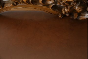 中古　高級品　イタリア家具　本革　細やかな彫刻の素晴らしいレザーシェーズロング(2人掛けソファ、二人掛け、セティ)(R-058098)