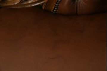 中古　高級品　イタリア家具　本革　細やかな彫刻の素晴らしいレザーシェーズロング(2人掛けソファ、二人掛け、セティ)(R-058098)