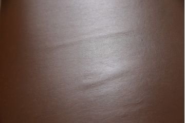 中古　高級品　イタリア家具　本革　細やかな彫刻の素晴らしいレザーシェーズロング(2人掛けソファ、二人掛け、セティ)(R-058098)