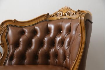 中古　高級品　イタリア家具　本革　細やかな彫刻の素晴らしいレザーシェーズロング(2人掛けソファ、二人掛け、セティ)(R-058098)