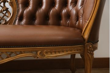 中古　高級品　イタリア家具　本革　細やかな彫刻の素晴らしいレザーシェーズロング(2人掛けソファ、二人掛け、セティ)(R-058098)