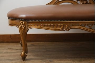 中古　高級品　イタリア家具　本革　細やかな彫刻の素晴らしいレザーシェーズロング(2人掛けソファ、二人掛け、セティ)(R-058098)
