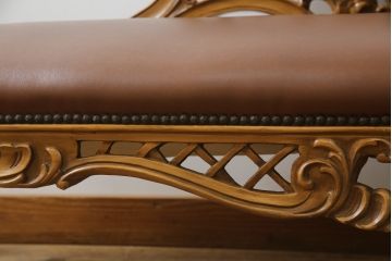 中古　高級品　イタリア家具　本革　細やかな彫刻の素晴らしいレザーシェーズロング(2人掛けソファ、二人掛け、セティ)(R-058098)