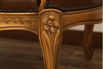 中古　高級品　イタリア家具　本革　細やかな彫刻の素晴らしいレザーシェーズロング(2人掛けソファ、二人掛け、セティ)(R-058098)