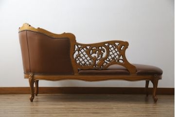 中古　高級品　イタリア家具　本革　細やかな彫刻の素晴らしいレザーシェーズロング(2人掛けソファ、二人掛け、セティ)(R-058098)