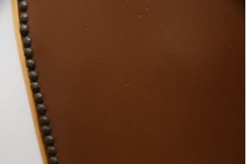 中古　高級品　イタリア家具　本革　細やかな彫刻の素晴らしいレザーシェーズロング(2人掛けソファ、二人掛け、セティ)(R-058098)