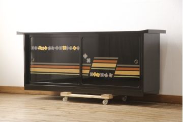 中古　展示未使用品　讃岐塗　本漆絵　モダンな絵柄がお部屋にアクセントを与えるサイドボード(定価約100万円)(収納棚、テレビ台、テレビボード)(R-058107)