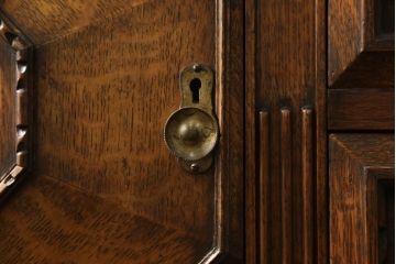 イギリスアンティーク　オーク材　細やかな装飾が目を引くサイドボード(キャビネット、ダイニングボード、キッチンボード、収納棚)(R-058113)