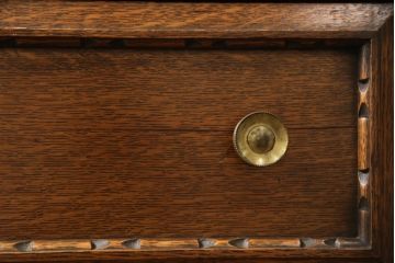 イギリスアンティーク　オーク材　細やかな装飾が目を引くサイドボード(キャビネット、ダイニングボード、キッチンボード、収納棚)(R-058113)