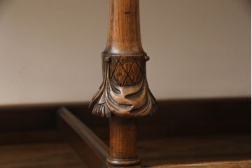 イギリスアンティーク　オーク材　細やかな装飾が目を引くサイドボード(キャビネット、ダイニングボード、キッチンボード、収納棚)(R-058113)